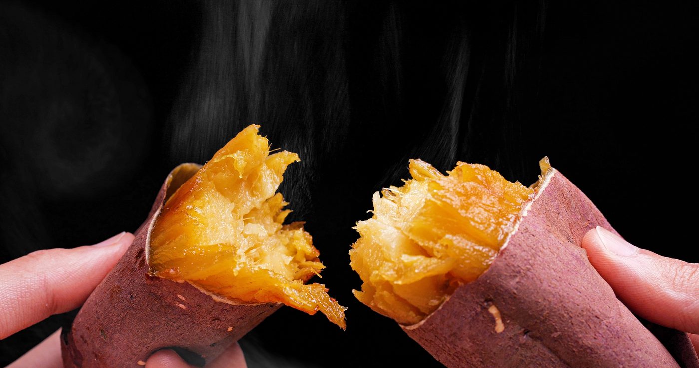 割ると黄金色に輝くゴールドスイートの焼き芋